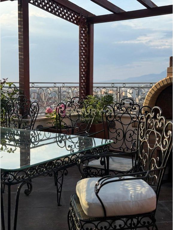 Appartamento 3+1+3 Attico con Vista Panoramica in Vendita da Tirana