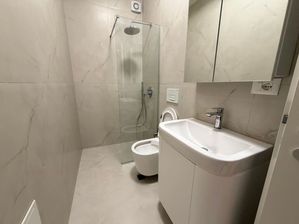Jepet me qera apartament 1+1  📍 Adresa: Ali Demi, Kompleksi Kadiu