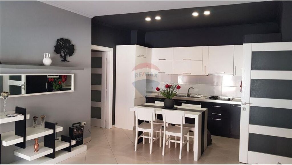 Apartament 2+1+2 me verande te Liqeni i Thate!
