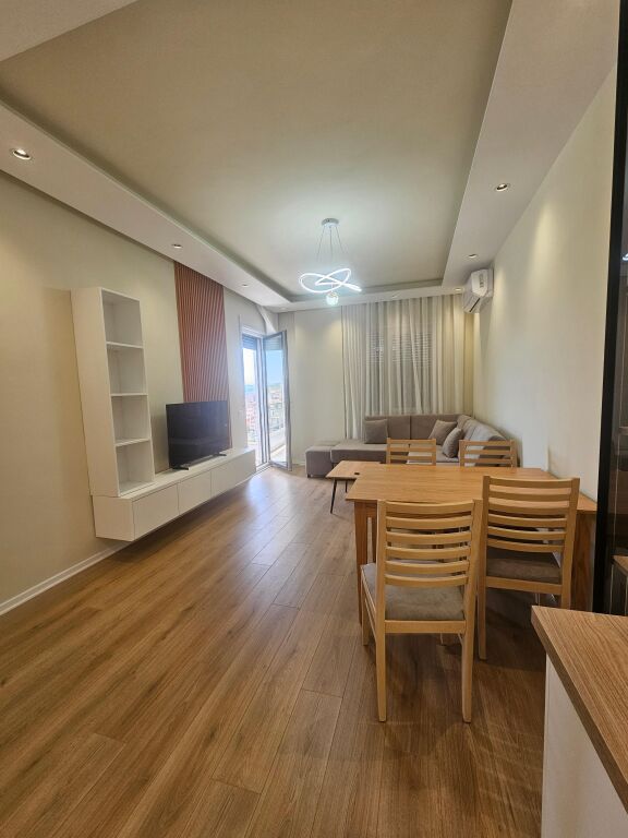 Apartament 1+1 për qera tek UET,Kati 6, 600 euro
