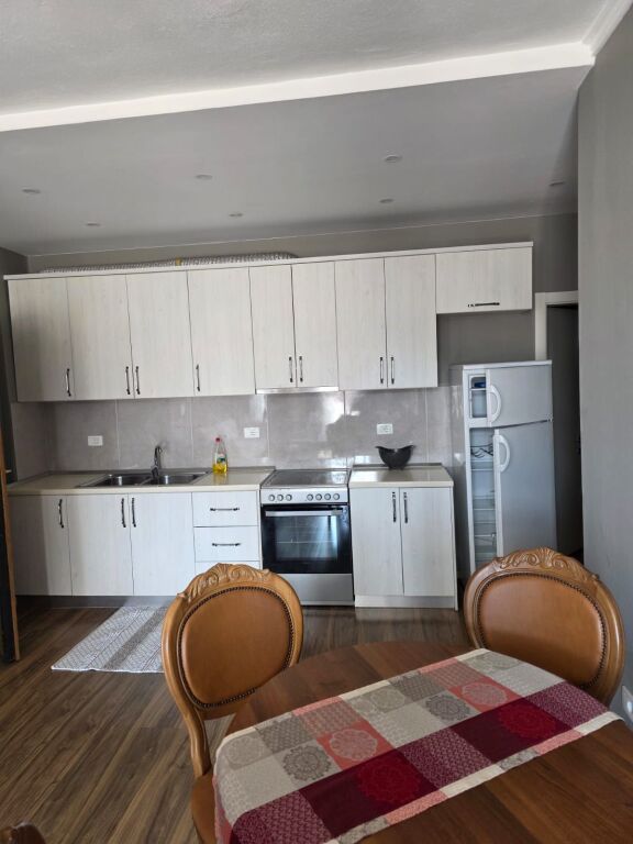 For rent 1+1, Komuna Parisit