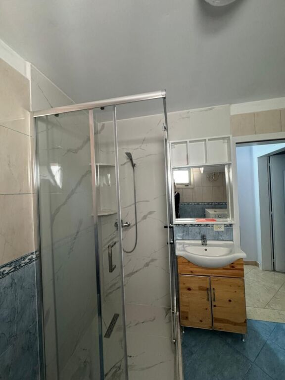 JEPET APARTAMENT ME QERA 1+1 PORCELAN
