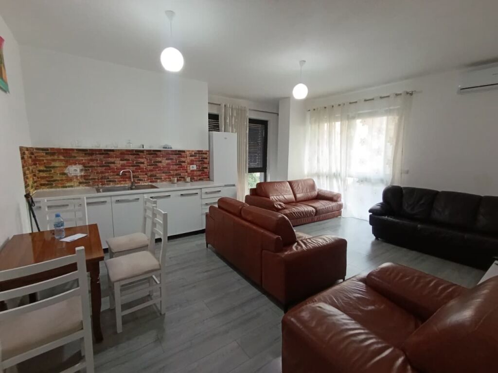 Apartment 2+1+2 bathrooms for rent, 21 Dhjetori!
