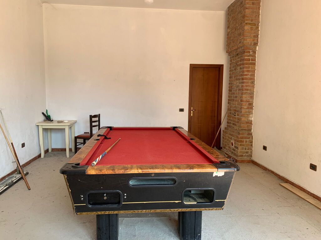 Business premises 3km away from the airport