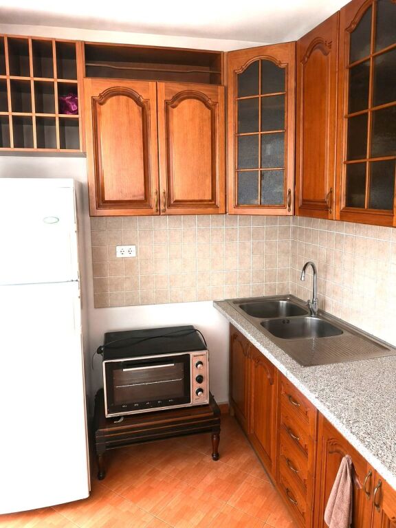 JEPET ME QERA APARTAMENT 2+1 TEK RRUGA BARDHYL, 450 EURO