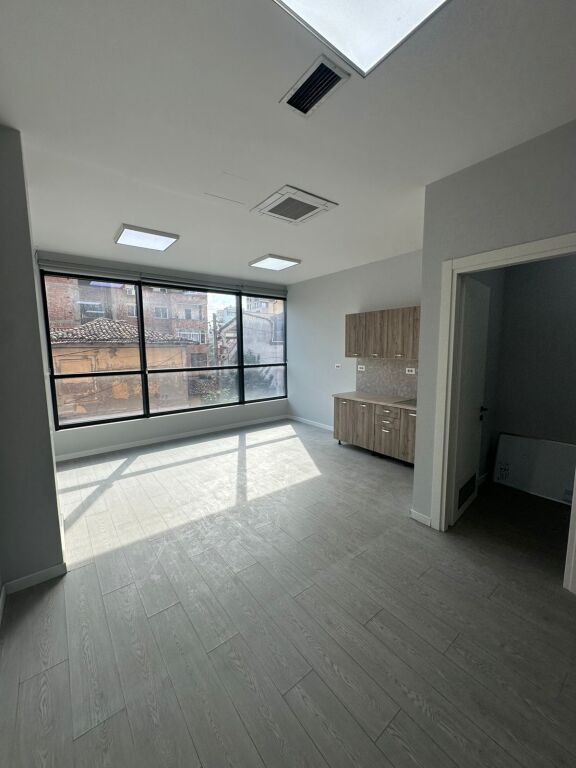 🏢 Spazio Commerciale Premium in Affitto – Via Hoxha Tahsim, Tirana