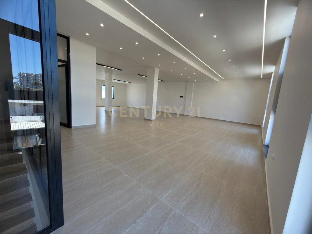 PREMISES FOR RENT BY THE ROAD AT THE INDUSTRIAL MARKET, DURRES 180M2 !!