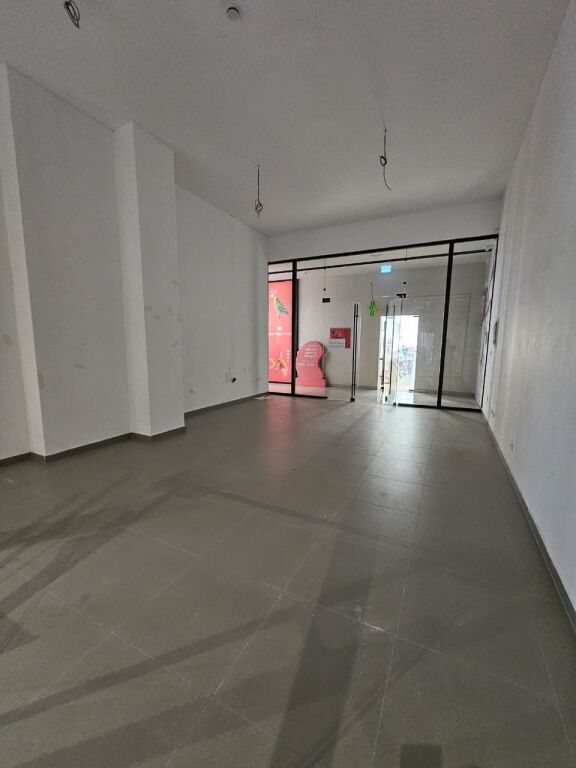 Locale commerciale in affitto nel Garden Building !