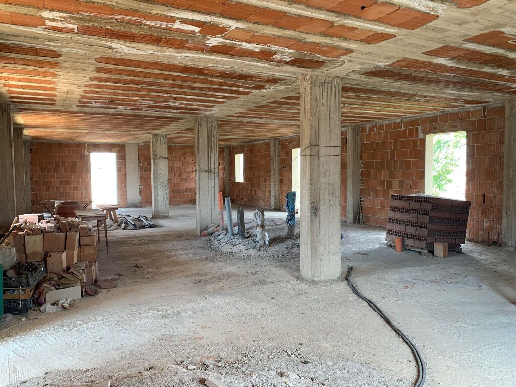 Business premises 3km away from the airport