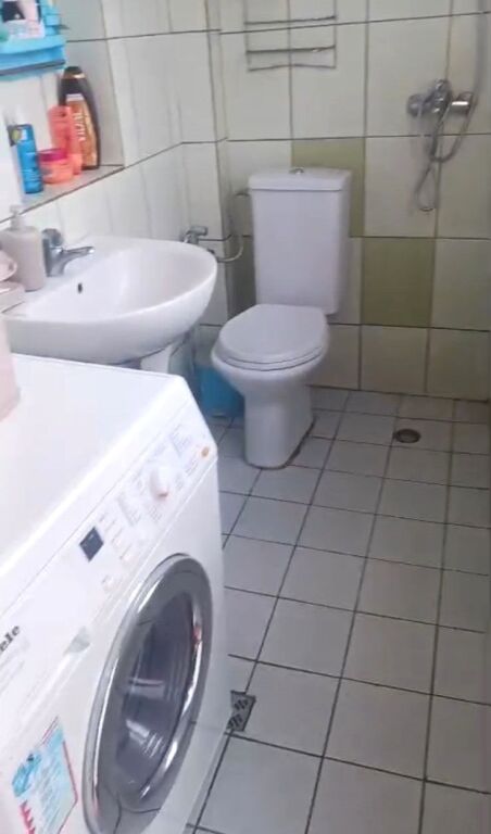 JEPET ME QERA APARTAMENT 2+1 TEK RRUGA BARDHYL, 450 EURO