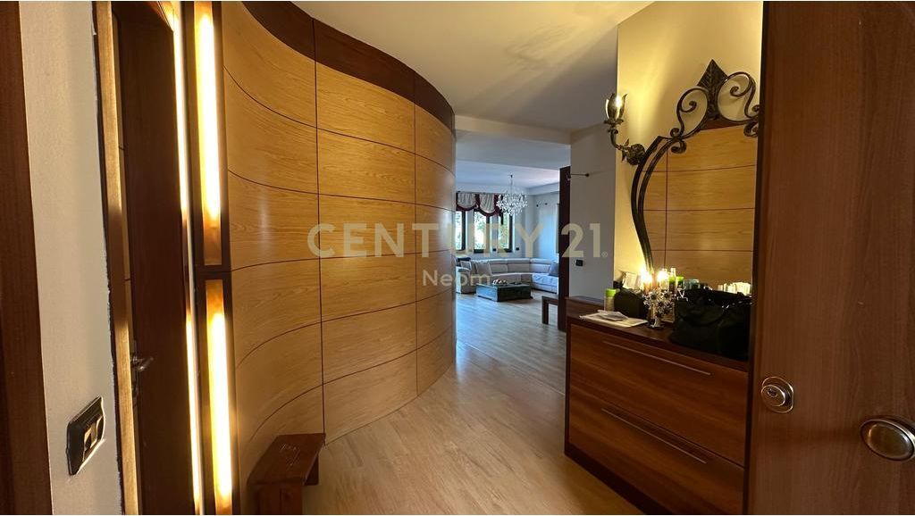 Appartamento 3+1+3 Attico con Vista Panoramica in Vendita da Tirana