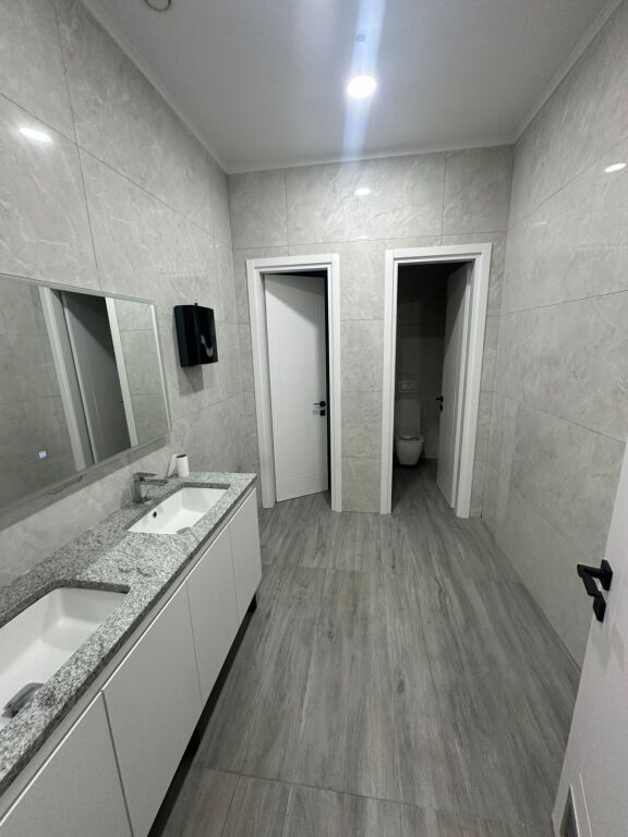 🏢 Spazio Commerciale Premium in Affitto – Via Hoxha Tahsim, Tirana