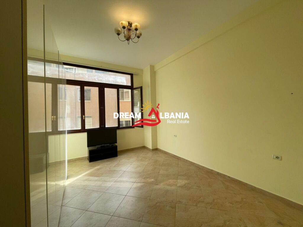 Locale ufficio in affitto vicino alla rotatoria del Comune di Parigi, Tirana (ID 42611551)
