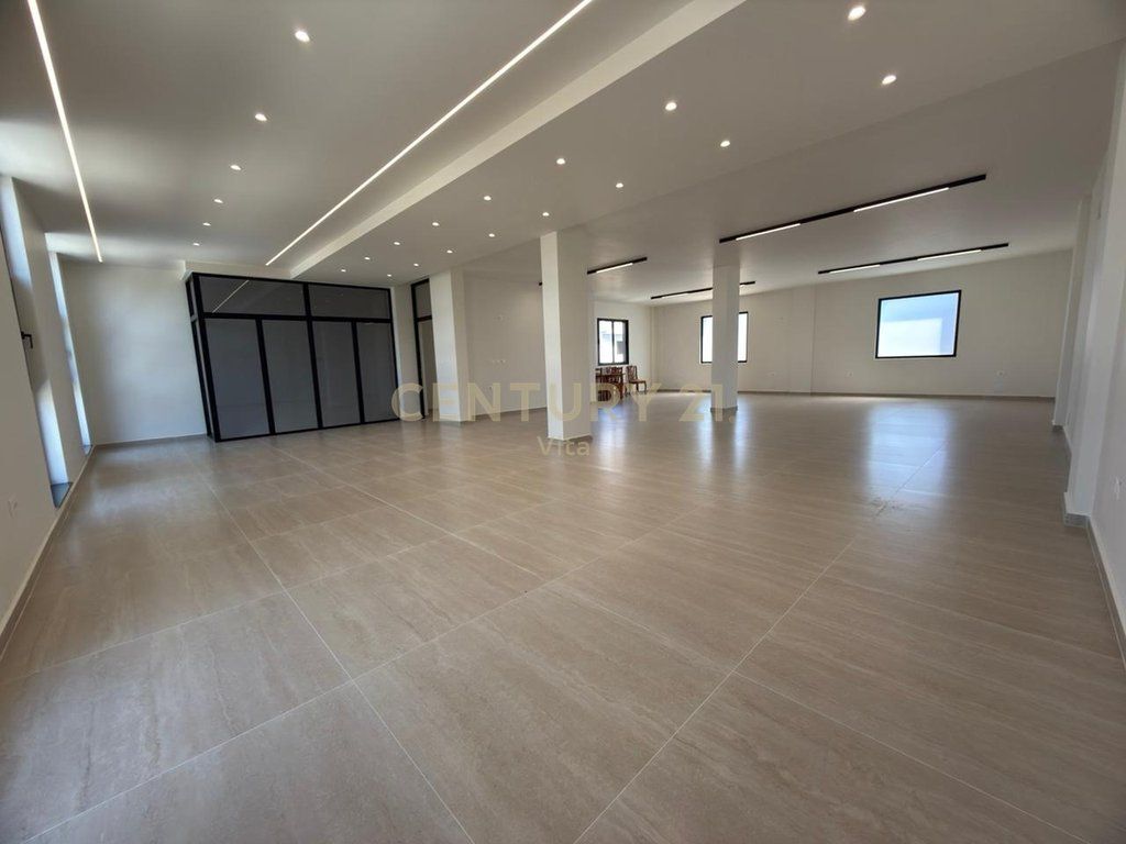 PREMISES FOR RENT BY THE ROAD AT THE INDUSTRIAL MARKET, DURRES 180M2 !!