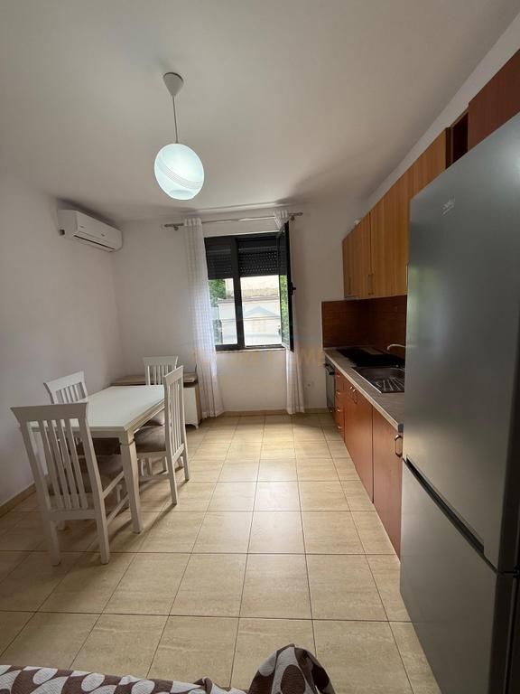 Qera, Apartament 2+1 Rruga Asim Vokshi, Tiranë. 550 €