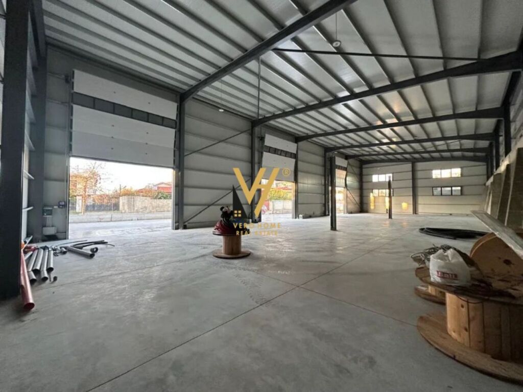 JEPET MAGAZINE 600 M2 ME QERA NE FIER 200.000 LEKE
