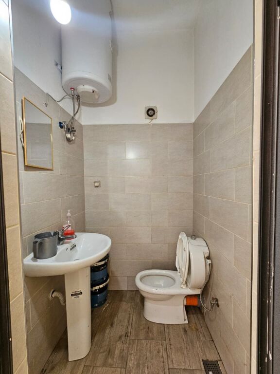 shitet ambient biznesi,tek pallati me shigjeta,187000 euro