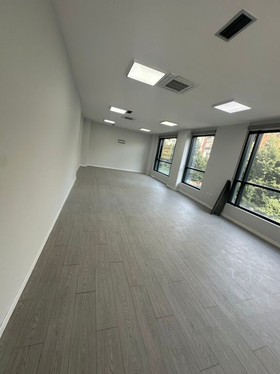 🏢 Spazio Commerciale Premium in Affitto – Via Hoxha Tahsim, Tirana