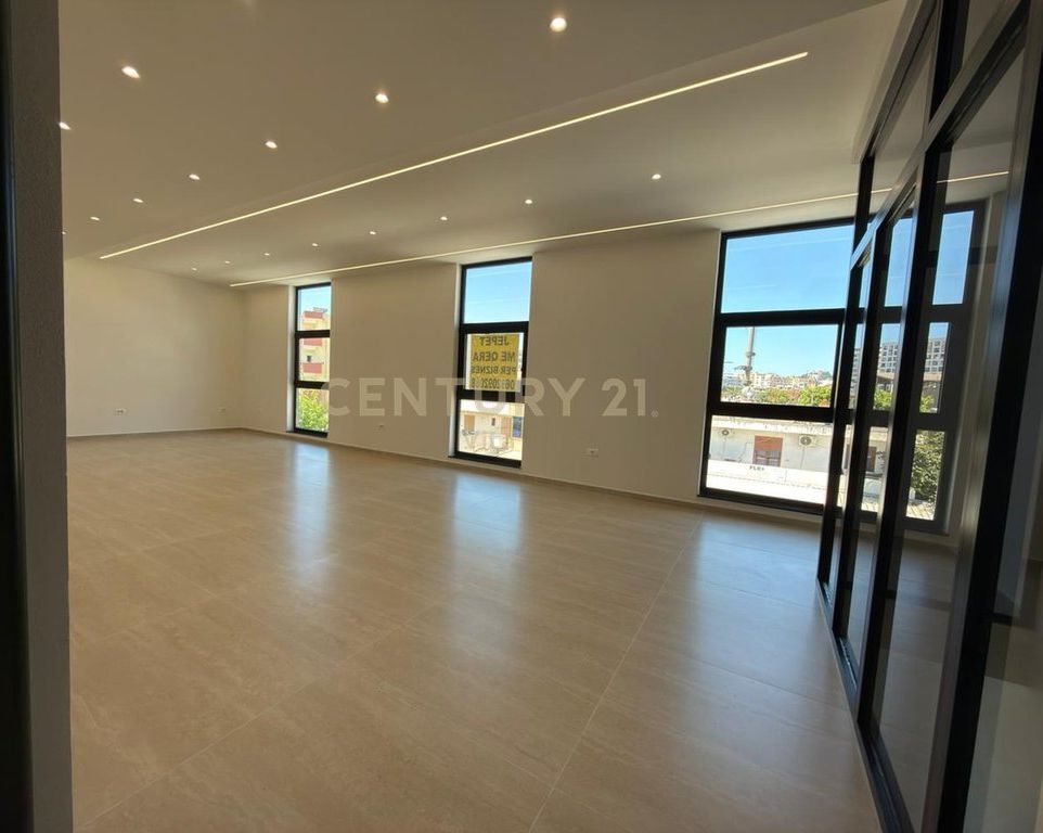 PREMISES FOR RENT BY THE ROAD AT THE INDUSTRIAL MARKET, DURRES 180M2 !!