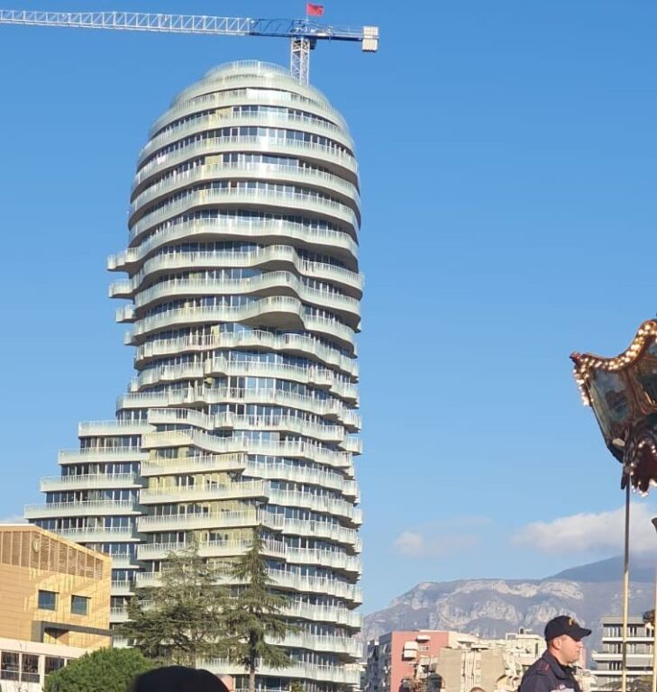 🏙️ **Appartamento 1+1 in vendita a TIRANA'S ROCK – Piazza Skënderbej, Tirana**