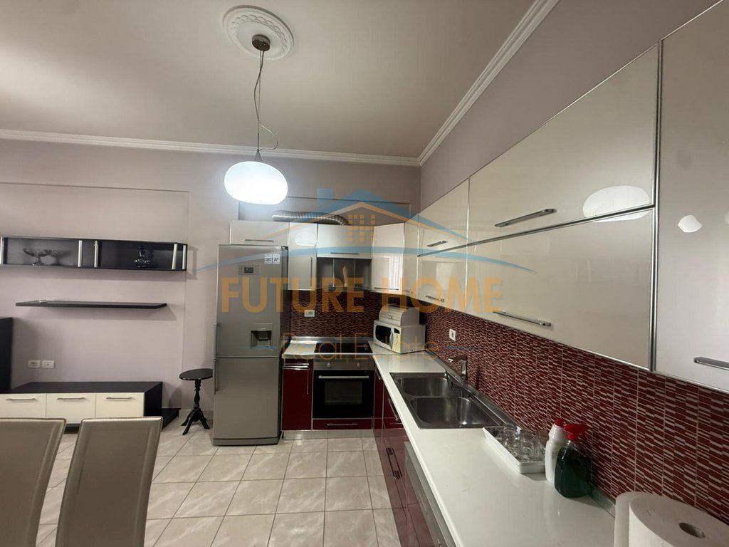 Shitet, Apartament 2+1, Ish Parku i Autobuzave, Tiranë. PRI63982