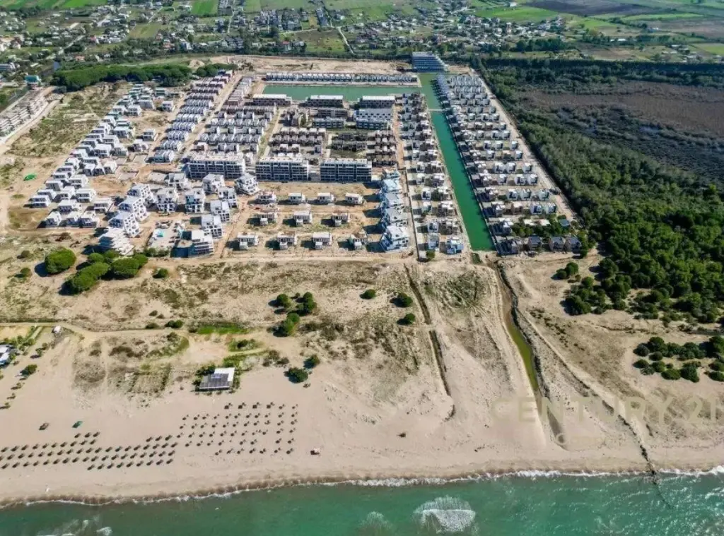 Duplex 2+1 for sale with a great view located at the “Turquoise Marina” complex at Lalzi Bay in Hamallaj.
