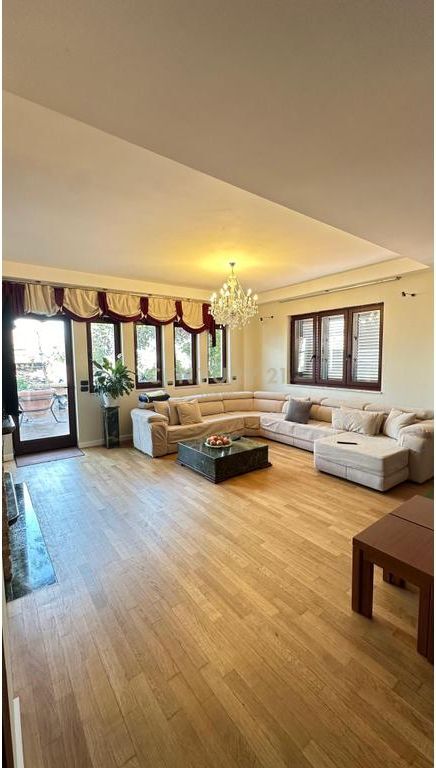 Appartamento 3+1+3 Attico con Vista Panoramica in Vendita da Tirana