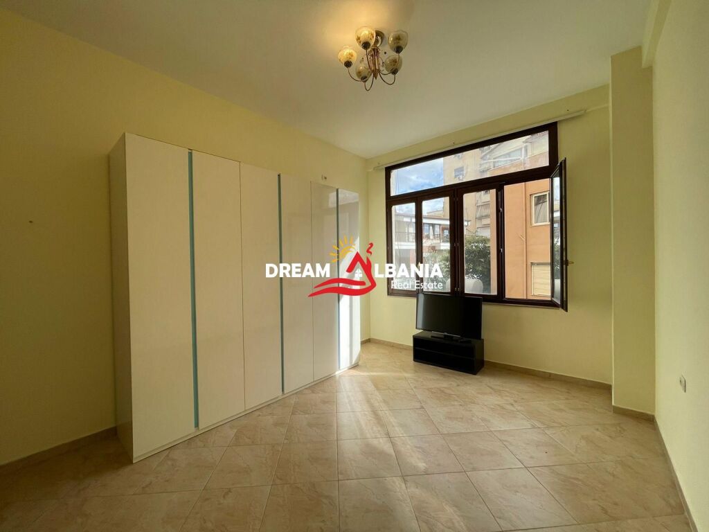 Locale ufficio in affitto vicino alla rotatoria del Comune di Parigi, Tirana (ID 42611551)