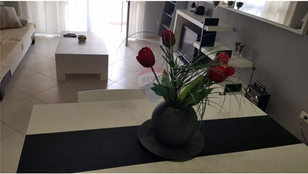 Apartament 2+1+2 me verande te Liqeni i Thate!