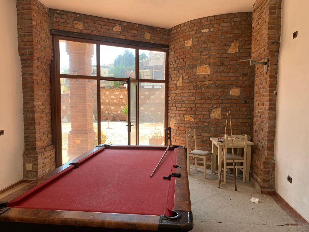 Business premises 3km away from the airport