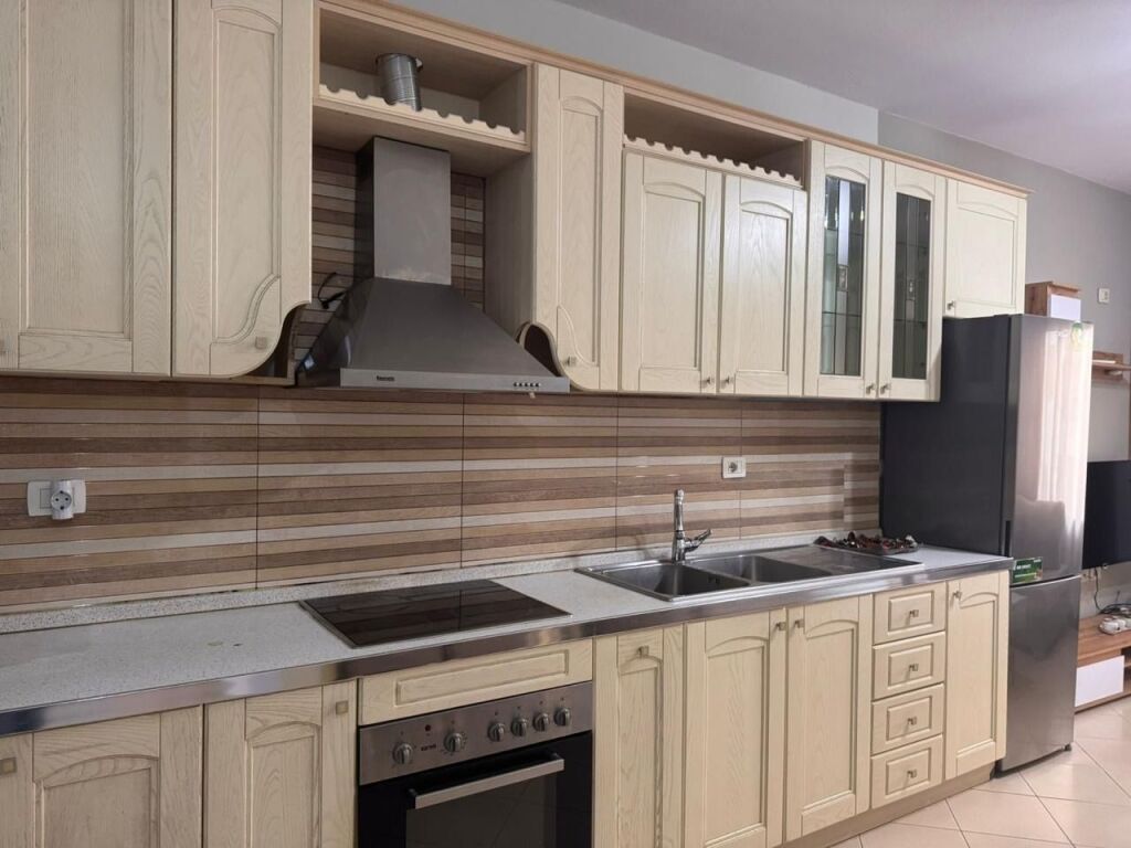 Astir, prane Bar xhameros, jepet me qira apartament 2+1! 45.000 Leke