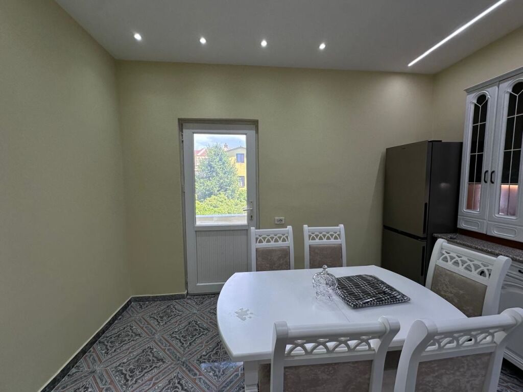 Qera | Vilë 3 + 1 | Laprakë | 1000 €/muaj