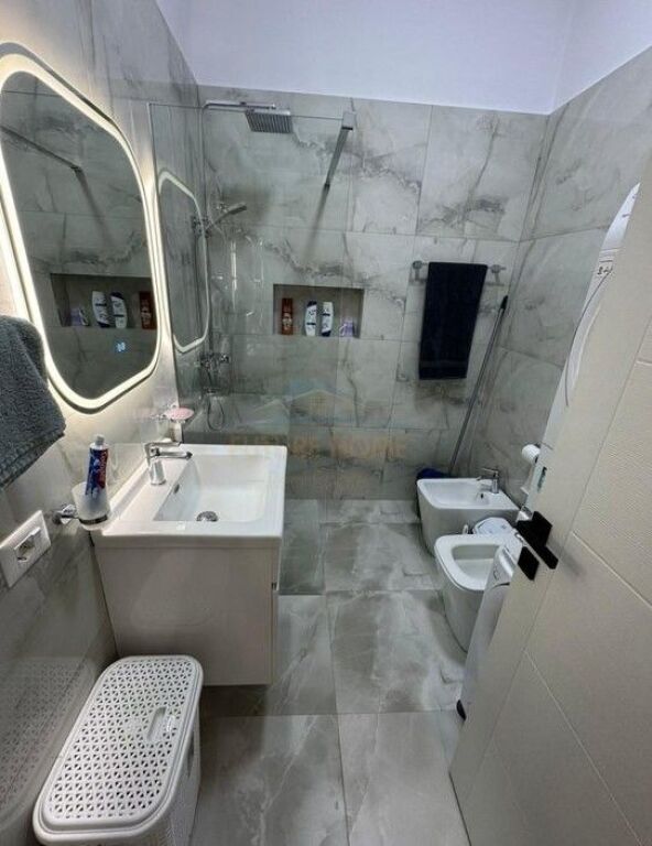 Shitet, Apartament 2+1, i konvertuar, Fresk, Tiranë.