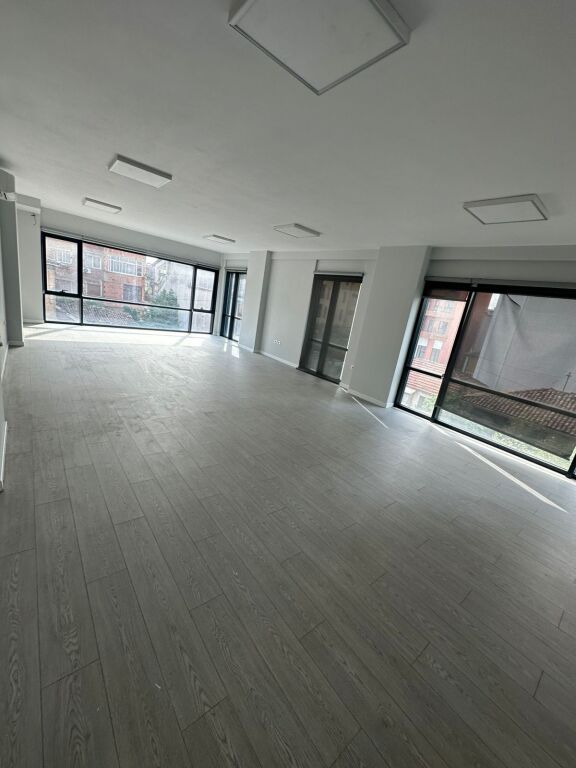 🏢 Spazio Commerciale Premium in Affitto – Via Hoxha Tahsim, Tirana