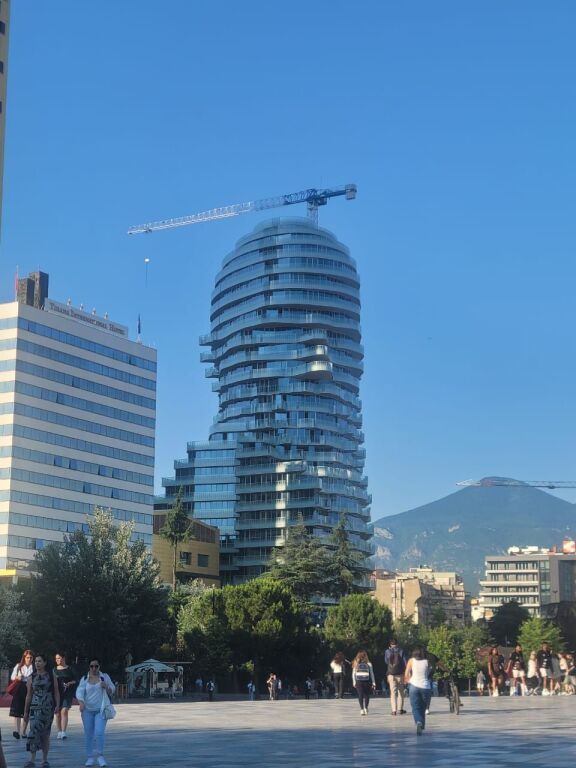 🏙️ **Appartamento 1+1 in vendita a TIRANA'S ROCK – Piazza Skënderbej, Tirana**