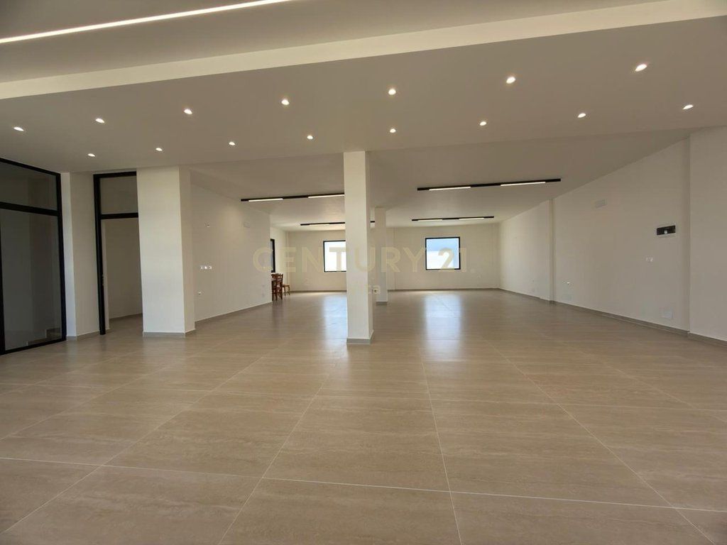 PREMISES FOR RENT BY THE ROAD AT THE INDUSTRIAL MARKET, DURRES 180M2 !!