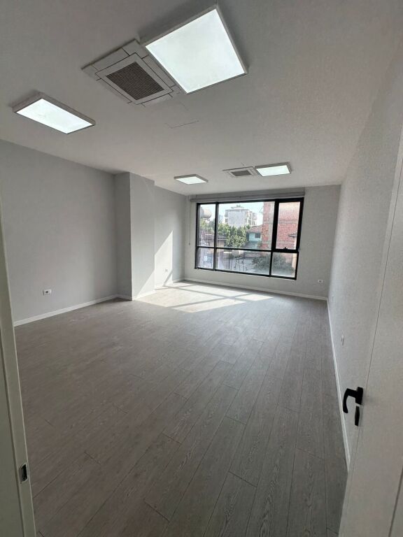 🏢 Spazio Commerciale Premium in Affitto – Via Hoxha Tahsim, Tirana