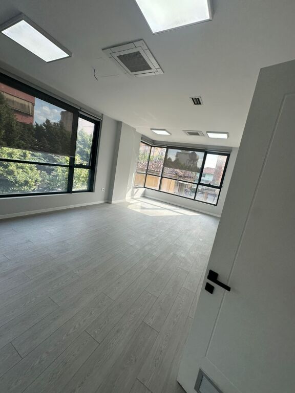 🏢 Spazio Commerciale Premium in Affitto – Via Hoxha Tahsim, Tirana