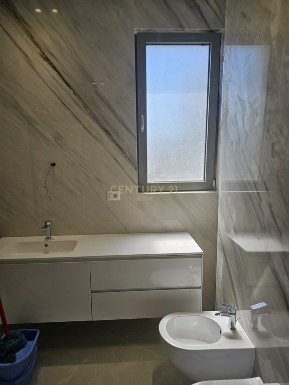 Apartament 2+1 me qira në kompleksin “Green Valley”, Liqeni i Thatë, Tiranë – 1,900€ | 131.2 m²