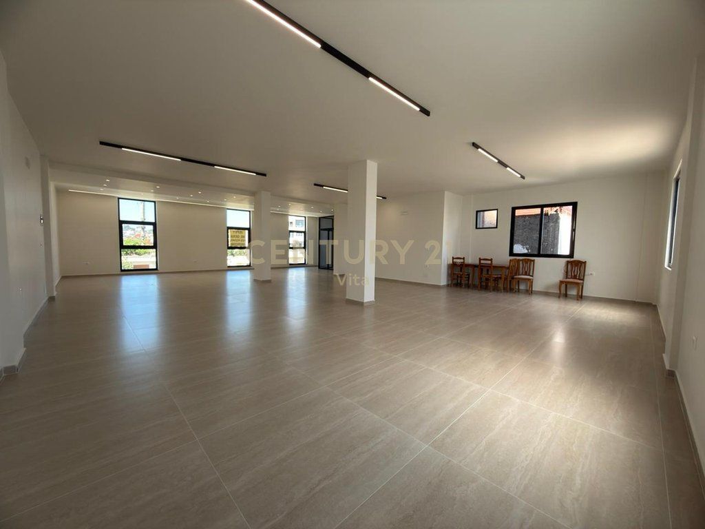 PREMISES FOR RENT BY THE ROAD AT THE INDUSTRIAL MARKET, DURRES 180M2 !!