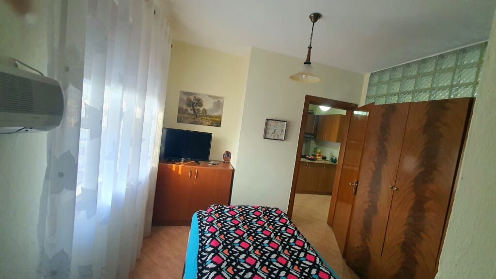 🏢Rruga 5 Maji,pas Concord Center jepet me qera apartament 1+1,i mobiluar.35,000Leke