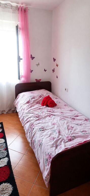 JEPET ME QERA APARTAMENT 2+1 TEK RRUGA BARDHYL, 450 EURO