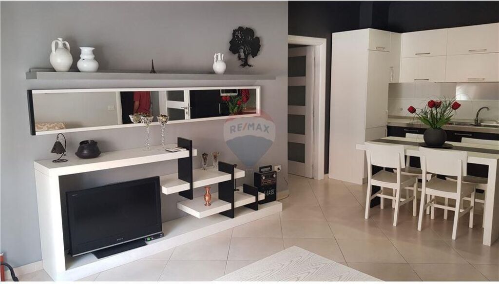 Apartament 2+1+2 me verande te Liqeni i Thate!