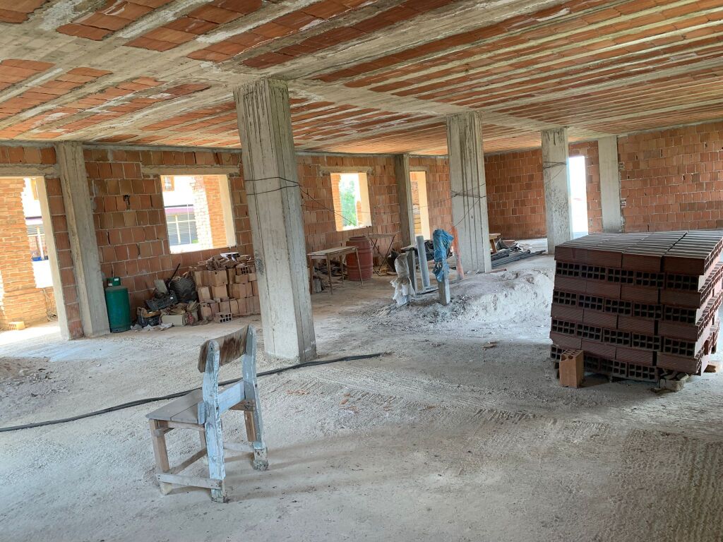 Business premises 3km away from the airport