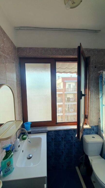 🏢Rruga 5 Maji,pas Concord Center jepet me qera apartament 1+1,i mobiluar.35,000Leke