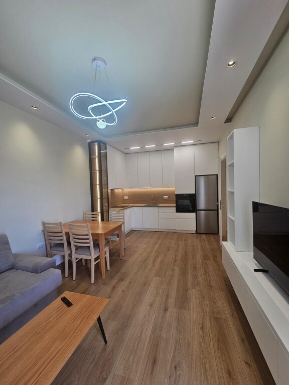Apartament 1+1 për qera tek UET,Kati 6, 600 euro