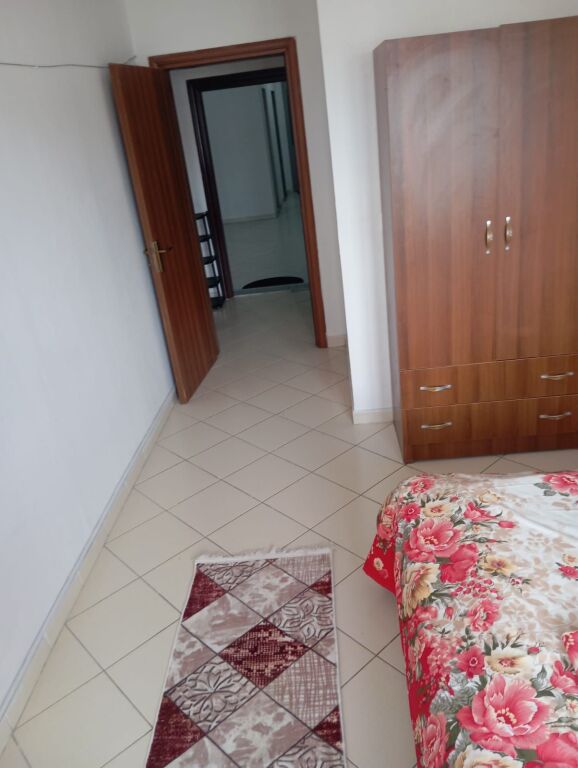 Jepet me qera1+1 ashensor ne astir e mobiluar 400 eu