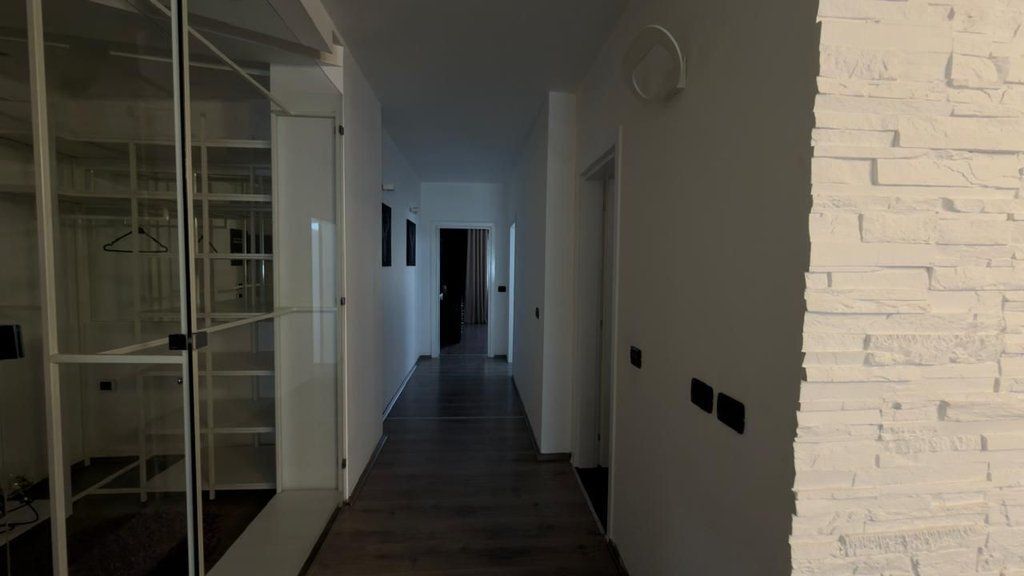 Apartament 2+1 Me Qira në Komunën e Parisit, Tiranë - 950€ | 111 m²