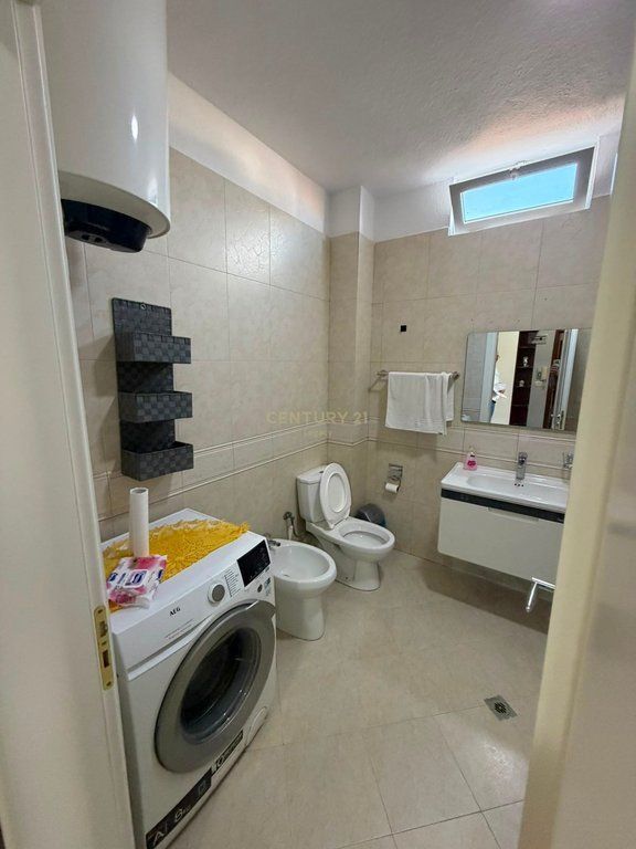 Apartament 2+1 me ballkon për qira – Rruga e Barrikadave