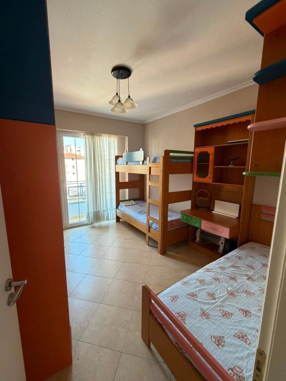 Appartamento 2+1 con balcone in affitto – Via Barricade, vicino alla scuola “Lidhja e Prizrenit”
